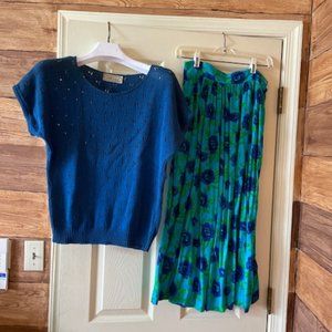 Gregge Sport vintage skirt, 10, and knit shirt set. Blue floral M.